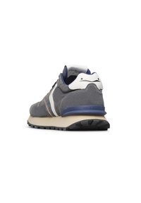 Sneaker in suede grigio con accenti bianchi e blu navy, punta arrotondata, colletto imbottito e suola in gomma testurizzata. Presenta il marchio sul tallone.
