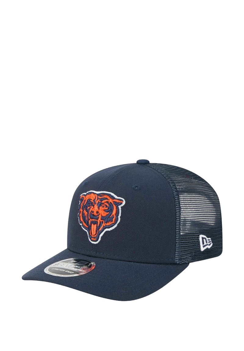 Marineblaues Basecap aus strapazierfähigem Material mit Mesh-Seiten, versehen mit einem orangefarbenen gestickten Bärenlogo auf der Vorderseite und einem gebogenen Schirm. Strukturierte Bauweise.
