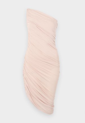 Vestido sem alças em tecido rosa claro, apresentando uma silhueta ajustada, textura suave e um design assimétrico com detalhes franzidos de um lado.