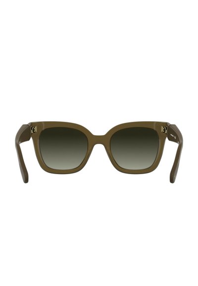 Lunettes de soleil en plastique marron avec des verres dégradés foncés, forme angulaire et détail de logo sur les branches. Texture lisse, monture de taille moyenne.