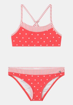 Rød bikini med hvite prikker og stripete detaljer. Toppen har kryssede stropper, mens bunnen har ett matchende design.