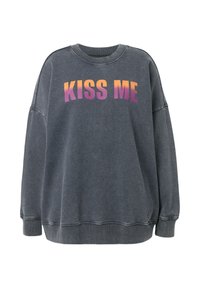 Sudadera gris de manga larga, con cuello redondo y dobladillo acanalado. Presenta el texto "KISS ME" en una impresión degradada de naranja a púrpura en la parte frontal.