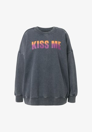 Grå sweatshirt med lange ærmer, rund hals og ribbet kant. Har teksten "KISS ME" i gradient orange til lilla tryk hen over forsiden.
