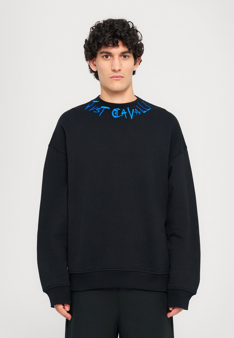 Sweatshirt preto em algodão, com texto bordado em azul brilhante à volta do colarinho, com um corte descontraído e punhos canelados.