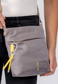 Borsa a spalla in tessuto grigio testurizzato con tasca con zip, dettagli beige, hardware giallo e tracolla regolabile.