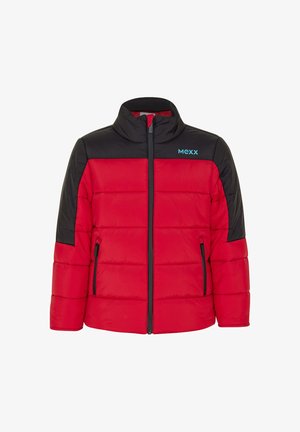 Chaqueta acolchada roja con mangas negras, cierre delantero y capucha; combinada con jeans azules y zapatillas. Presenta un logo en el hombro izquierdo.