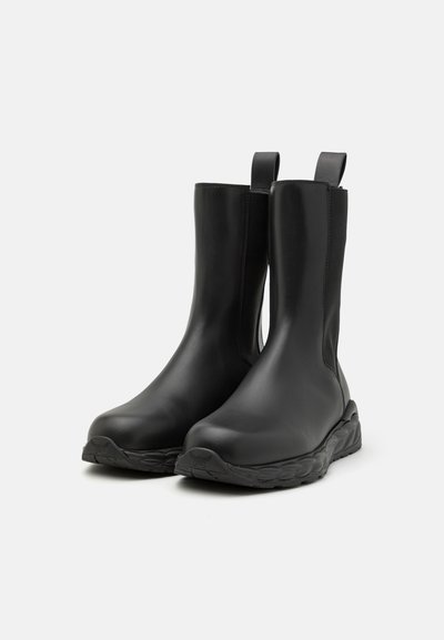 MCM SKYWANDER - Batai - black