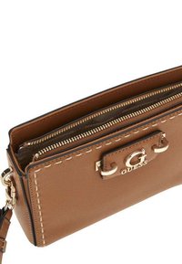 Portefeuille en simili cuir marron avec quincaillerie dorée, comportant un compartiment zippé, des détails en couture et un logo "G" bien en vue à l'avant.