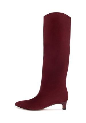 Stivale bordeaux fino al ginocchio con punta affusolata, texture in tessuto liscia e tacco a stiletto basso, dal design elegante e aderente.