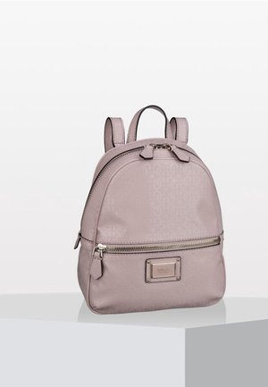 Petit sac à dos rose clair avec motif en relief, poche avant zippée, deux bretelles et une étiquette de marque en métal sur le devant.