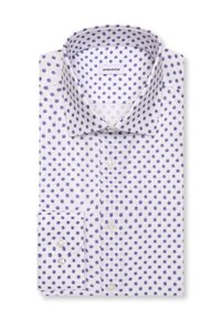 Wit shirt met lange mouwen, met een blauw polkadotpatroon, een button-downkraag en manchetten met een enkele knop met parelachtige knopen.