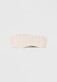 Kreen põhja on off-white kummist, millel on tekstuuriga haarde mustrid ja sooned; omab ümarat kuju ja sileda viimistlusega.