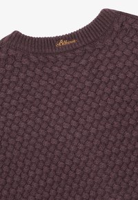 Gestrickter Pullover in dunklem Lila mit strukturiertem Muster. Verfügt über einen gerippten Rundhals und den eingeprägten Markennamen "Blkorts" am Kragen.