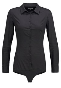 Camiseta body negra de manga larga con cuello clásico, cierre de botones en la parte delantera y tela suave; corte ajustado con diseño de parte inferior tipo body.