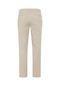 Beige gerade geschnittene Hose von hinten gezeigt, mit Gürtelschlaufen und zwei Leistentaschen.