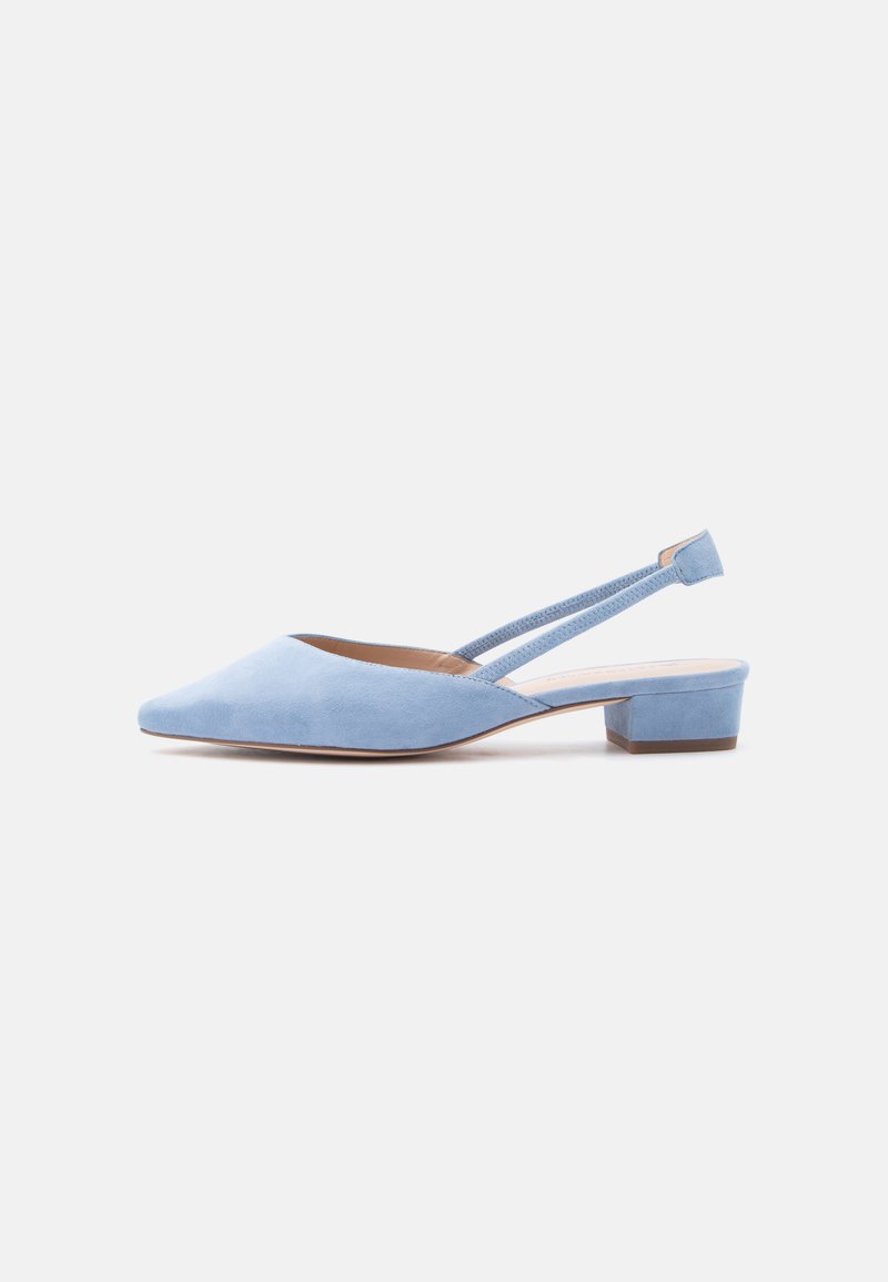 Chaussure slingback en daim bleu clair avec bout pointu et petit talon bloc sur fond blanc.
