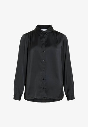 Zwarte satijnen blouse met lange mouwen, een puntkraag en knoopsluiting aan de voorkant, met lichte plooitjes op de schouders.
