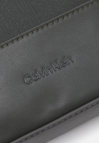 Calvin Klein TECH SENSUAL REPORTER UNISEX - Borsa a tracolla - dark olive
