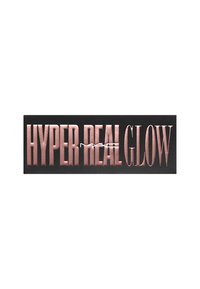 Emballage rectangulaire noir avec du texte en relief couleur or rose indiquant "HYPER REAL GLOW" et un petit logo "MAC" au centre. Fini de surface lisse.