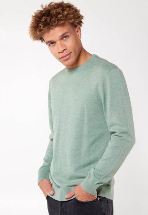 Grüner Rundhals-Pullover aus einem weichen, strukturierten Garn; verfügt über gerippte Bündchen und Saum, mit einer taillierten Passform und langen Ärmeln.