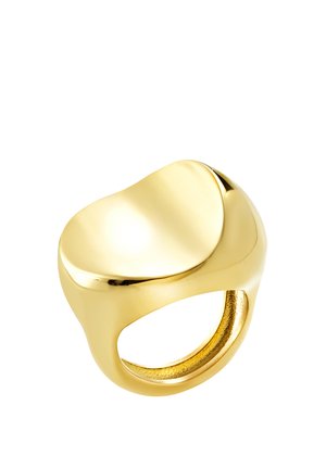 Polierter goldener massiver Ring mit einer glatten, unregelmäßig geformten Kuppel oben und einem dicken Band, der ein modernes, minimalistisches Design zeigt.