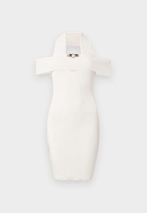 Robe blanche côtelée avec une coupe ajustée, un design décolleté, et un grand col distinctif avec un accent en métal doré à l'avant.