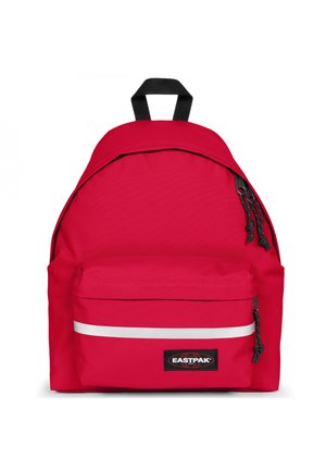 Zaino in tessuto rosso con forma arrotondata, tasca frontale con zip e striscia riflettente bianca. Presenta accessori neri e logo del marchio.