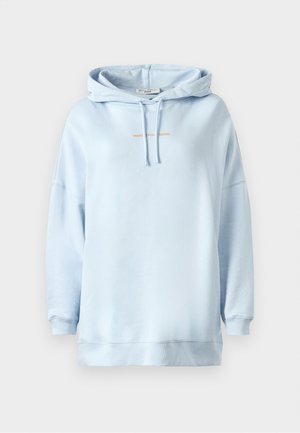 Hoodie azul claro feito de tecido suave, design oversized, com um bolso tipo canguru, capuz com cordão e texto bordado em laranja.