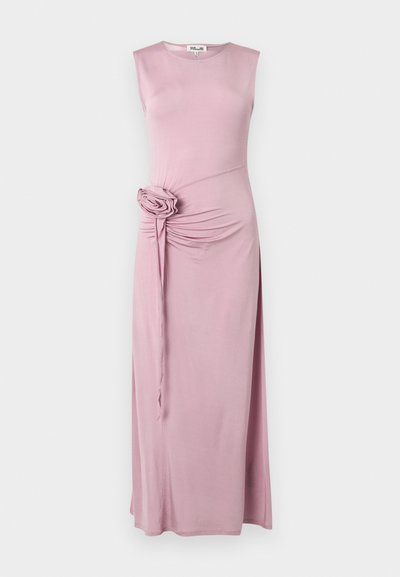 Μακριά ροζ αμάνικη φόρμα με στρογγυλή λαιμόκοψη και ρυτιδωμένη λεπτομέρεια στη συλλογή ύφασμα στην αριστερή μέση με κόμπο σε σχήμα τριαντάφυλλου.