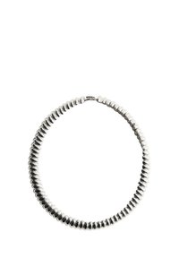 Collier en argent flexible composé de perles, avec des segments ronds et étroitement liés formant une boucle continue et un petit fermoir sur fond blanc.