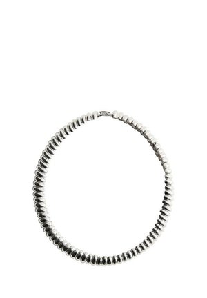 Collier en argent flexible composé de perles, avec des segments ronds et étroitement liés formant une boucle continue et un petit fermoir sur fond blanc.