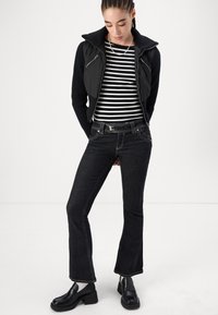BDG Urban Outfitters BROOKE - Šiek tiek platėjantys apačioje džinsai - black
