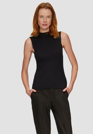 Zwarte geribbelde mouwloze top met een hoge halslijn en slim fit. Combinatie met donkere broeken, die een gladde textuur en een strakke pasvorm laten zien.