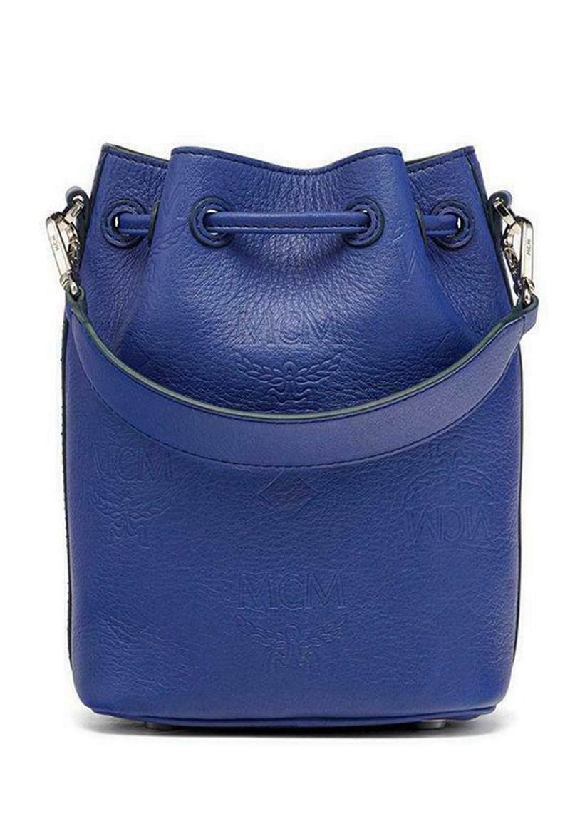 Blaues Leder-Eimer-Design mit geprägt MCM-Logo, Zugverschluss oben und verstellbarem Riemen. Glatte Textur und strukturierte Form.