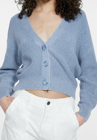 Stradivarius Chaqueta de punto - neon blue