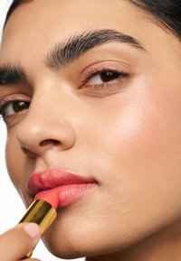 Revlon ROUGE À LÈVRES SUPERLUSTROUS jasnoszary melanż