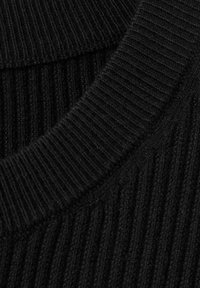 Suéter negro de punto con textura acanalada y cuello redondo. La tela parece suave y gruesa, adecuada para brindar calor y comodidad.