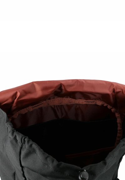 Bolsa de tela negra con una abertura estrecha, con un forro interior marrón rojizo y una textura suave. Incluye un bolsillo interior para organización.