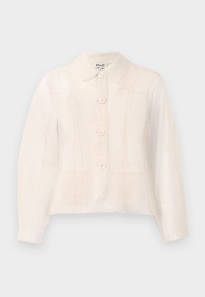 Veste blanche semi-transparente à boutons, avec un col pointu, cinq boutons et de subtils détails de couture verticale. Manches longues, légèrement raccourcie.