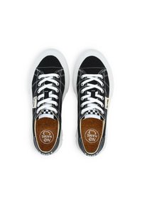 Baskets en toile noires avec lacets blancs, bout rond et semelle en caoutchouc blanc ; présente un motif en damier sur la languette et une semelle intérieure en liège.
