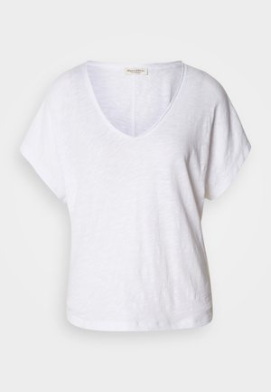 Valge V-kaelusega T-särk, mis on valmistatud tekstureeritud kangast, lühikeste varrukatega ja lõdva lõikega, millel on veidi kaardus alläär.