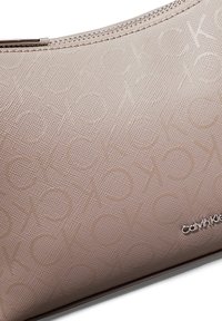 Calvin Klein MUST - Rankinė per petį - cinder monogram pu