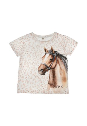 Camicia bianca a maniche corte con macchie leopardate marrone chiaro e un'illustrazione dettagliata della testa di un cavallo con museruola e testo "only love".