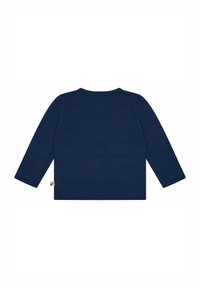 Marineblaue langärmlige Bluse mit rundem Halsausschnitt, strukturiertem Stoff, gerippten Ärmelbündchen und einem kleinen Etikett mit Streifen am Saum.