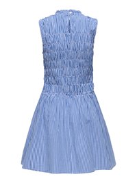 Robe sans manches à carreaux bleu et blanc avec corsage élastiqué froncé, dos clé avec fermeture par bouton et jupe évasée.