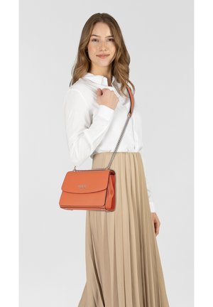 Oranje leren schoudertas met een klepsluiting, een zilveren kettingriem en logo-details. Gladde textuur en gestructureerde rechthoekige vorm.