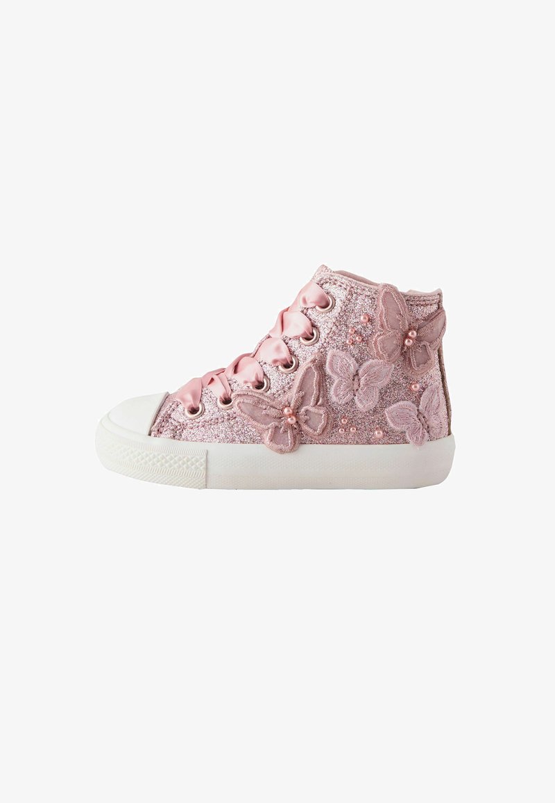 Sneaker rosa glitterata con lacci in nastro di raso, decorata con applicazioni di farfalle in tessuto e piccole perline rosa sul lato.