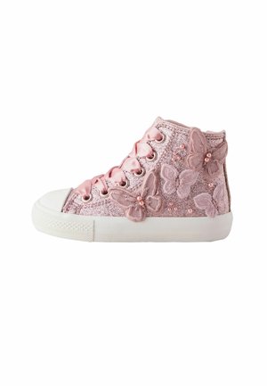 Różowe trampki typu high-top z błyszczącym materiałem, satynowymi sznurowadłami, haftowanymi wzorami motyli oraz perłowymi akcentami z boku. Biała gumowa podeszwa.