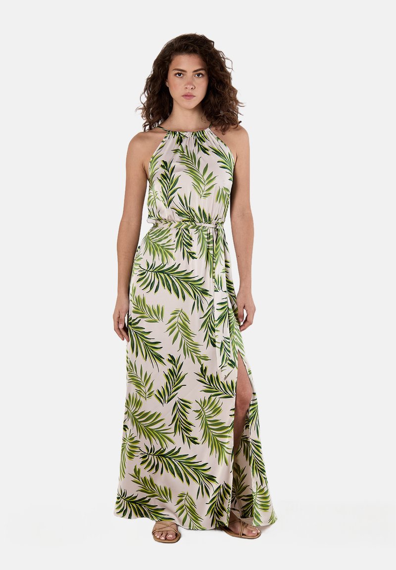Maxikleid aus leichtem Stoff mit einem Neckholder und grünem Blättermuster auf cremefarbenem Hintergrund, mit seitlichem Schlitz und gebundenem Taillendetail.