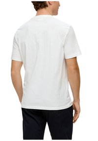 Biała koszulka z krótkim rękawem, okrągłym dekoltem, luźnym krojem i gładką fakturą, widoczna z tyłu, z prostym wzorem.